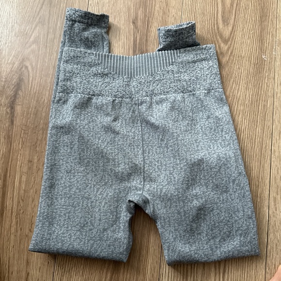 Gymshark Textured Gray Leggings - Picture 2 of 4